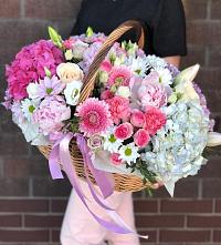 Композиция солнечный день в Горные Ключи Цветочная композиция из Розы, Хризантемы, Пионы и Лизиантусы в корзине в Горные Ключи