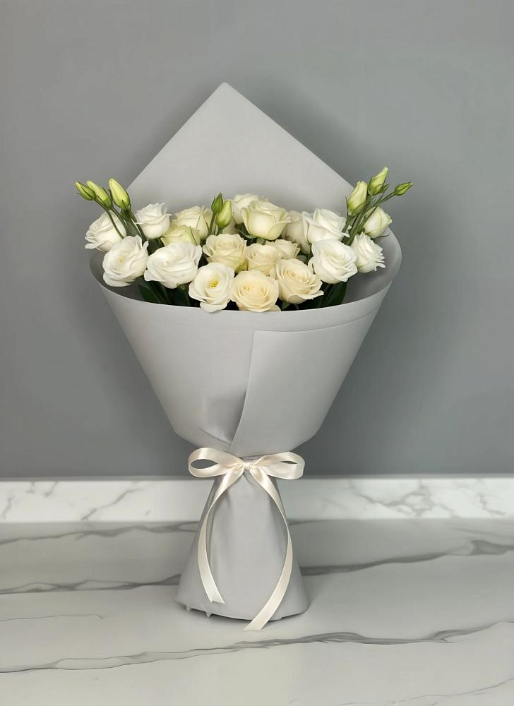 Букет цветов из: Розы и Лизиантусы в Горные Ключи